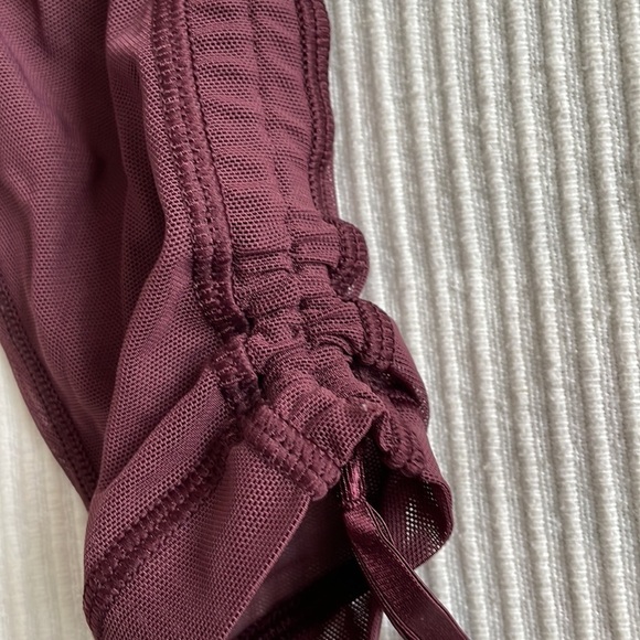 Lululemon Plum Patterned High Rise Mesh Tights Size 8 - Picture 4 of 8